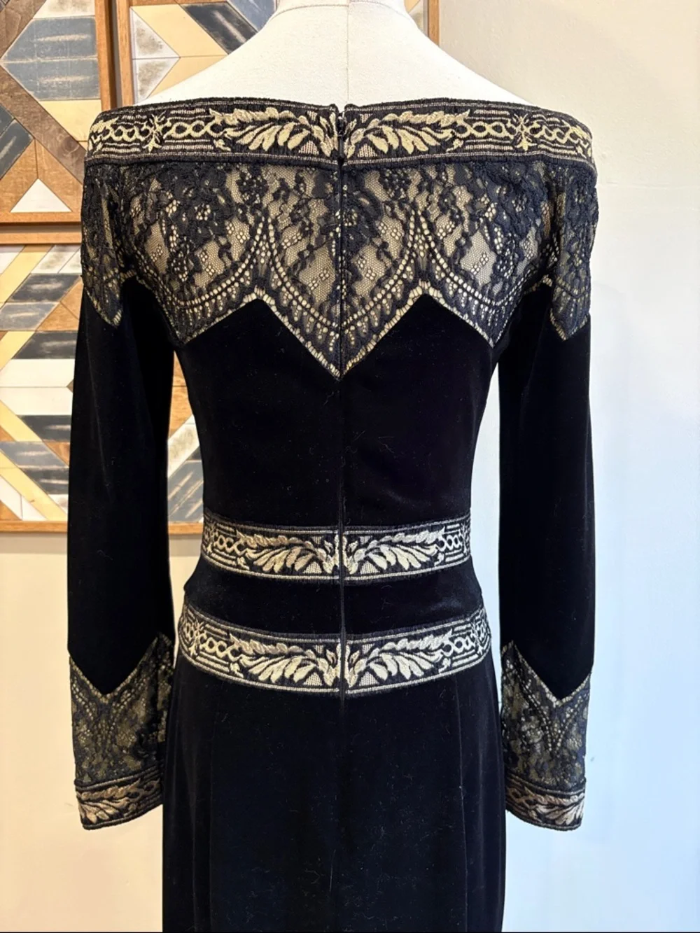 Tadashi Shoji Black Velvet Lace Long Sleeve Off-Shoulder Dress size 0 - Picture 6 of 12
